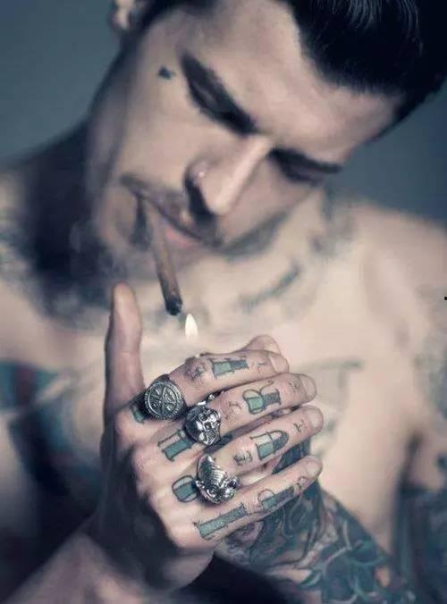 纹身男网红吃瓜图片高清,高清画面引热议